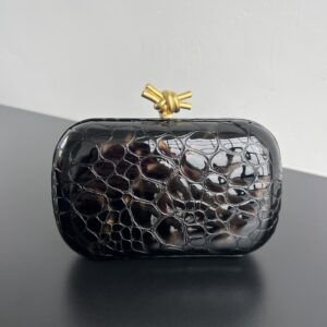 보테가 (징) BV Knot 진주광 악어 가죽 클러치 블랙 717622