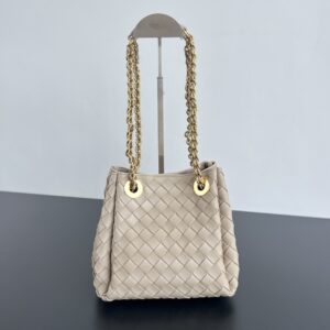 보테가 (징) 체인 드롭백 크림 양가죽 817175