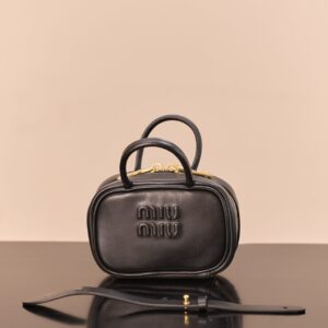 미우미우 (팬더) 소가죽 작은 크로스백 블랙 5NR036