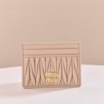 미우미우 (팬더) 카드 지갑 베이지 Matelassé 양가죽 5MC076