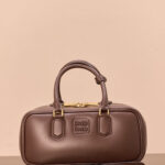 미우미우 (팬더) 아르카디에 중형 소가죽 백 석송색 5BB148