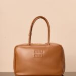 미우미우 (팬더) 비아 공문 가방 대형 캐러멜 색상 5BB117