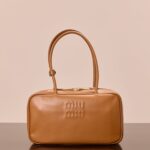 미우미우 (팬더) 비오 중형 캐러멜 소가죽 백 5BB172