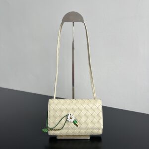 보테가 (징) 안디아모 소주름 국화 숄더백 크림 838870