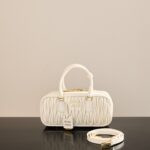 미우미우 (팬더) 아르카디에 중형 화이트 마텔라세 양가죽 백 5BB148