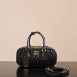 미우미우 (팬더) 아르카디에 중형 블랙 마텔라세 양가죽 백 5BB148