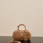 미우미우 (팬더) 아르카디에 메탈라세 양가죽 소형 카라멜 5BB142