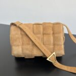 보테가 (징) 카세트 백 미디움 브라운 스웨이드 70026