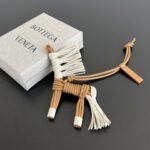 보테가 (징) 소가죽 말 키링 아이보리 857272