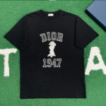 디올 [잔디집] 1497 바비 캐주얼핏 반팔 티셔츠 “2COLOR”