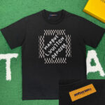 루이비통 [ 잔디집 ] 24SS 반팔 티셔츠 엠브로이더드 시그니처 비즈 디테일 블랙