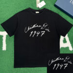 디올 [ 잔디집 ]  크리스찬 디올 1947 핸드라이팅 프린팅 캐주얼 핏 반팔 티셔츠 “2COLOR”