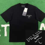 프라다 [ 잔디집 ] “2COLOR” 입체 프린티드 레터링 로고 박시 반팔 티셔츠